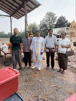 พราหมทำพิธีบวงสรวง